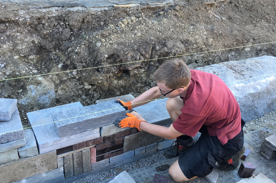 Trockenmauerkurs_bei_der_Arbeit_IMG_1994_web